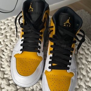 In good shape. Clean. Ready to wear with some jeans or whatever you prefer.